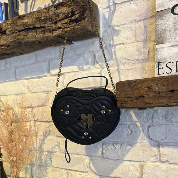Nightmare before Christmas- Heart-Shaped Black Bag with Gold Chain - Picture 2 of 8